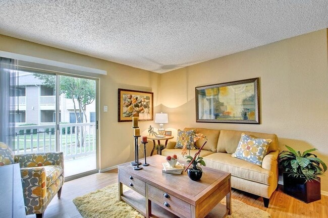 Photo - 2015 Cedar Bend Dr Unit Apartment