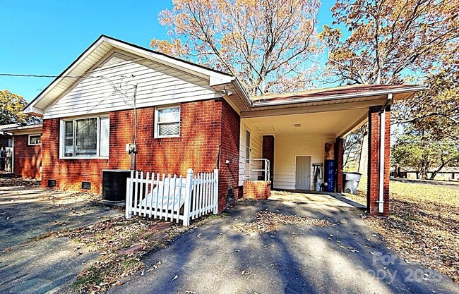 Photo - 664 Denning Pl