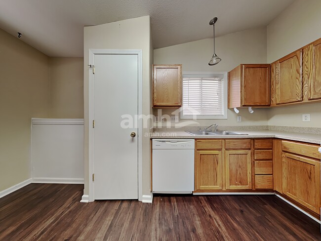 Photo - 424 Meredith Way