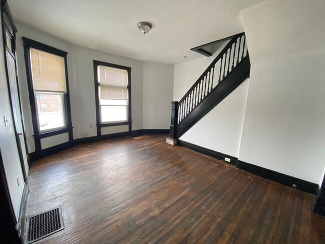 Photo - Spacious 3 Bedroom Home - Close to Downtown!