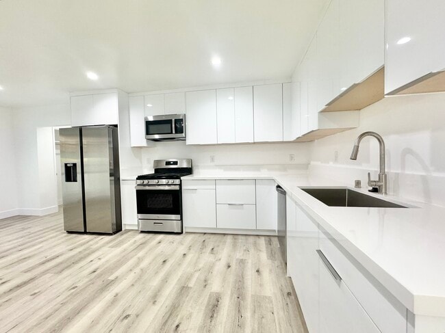 Building Photo - 816 N Edinburgh Ave Unit 2 Rental