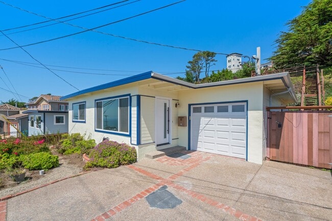 Building Photo - Pacific Ocean and Hillside Views Rental