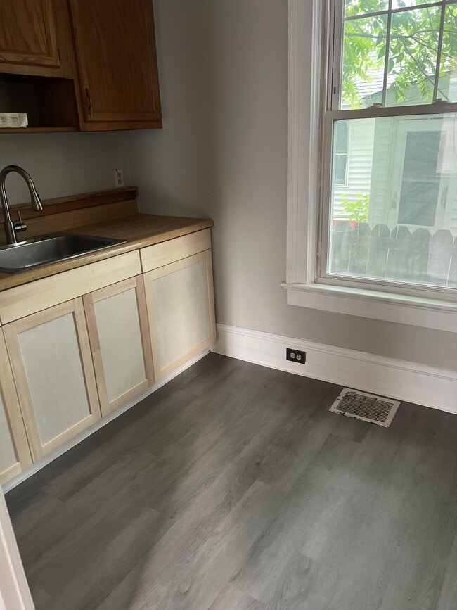 Photo - 294 W 5th St