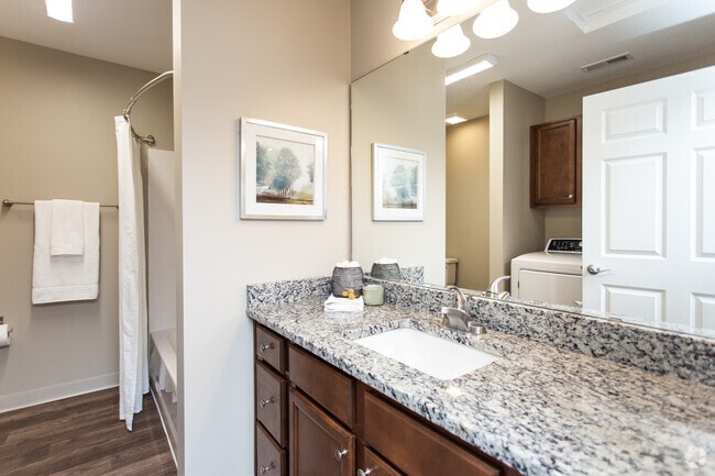 2BR, 2BA - 1,040 SF - Deerwood