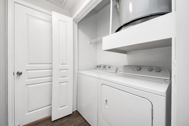 Building Photo - 3003 Memorial Ct Unit 1438