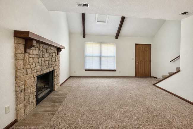 Building Photo - La Chateau Duplexes Unit 1526