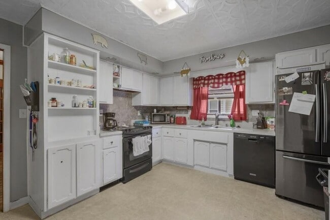 Building Photo - 3 bedroom 1/2 Bath Rental