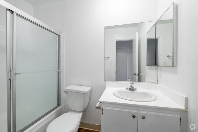 2BR, 2BA - 820SF - Bathroom