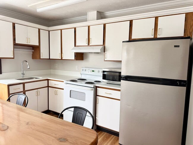 Photo - Well maintained inside and out Unidad 2nd floor 2 bedroom