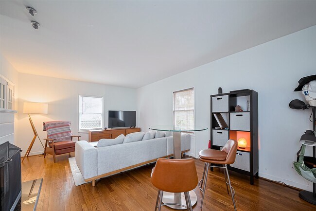 Photo - 2163 University Blvd