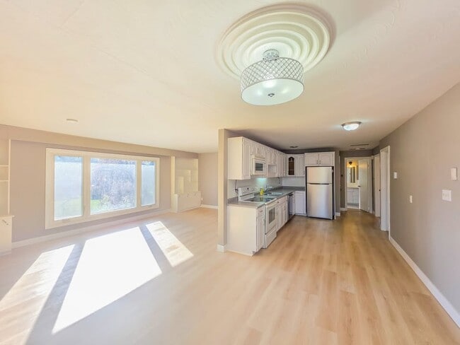 Photo - Bright & Spacious Upper Level (3 Bed, 1 Bath) Unit UPPER