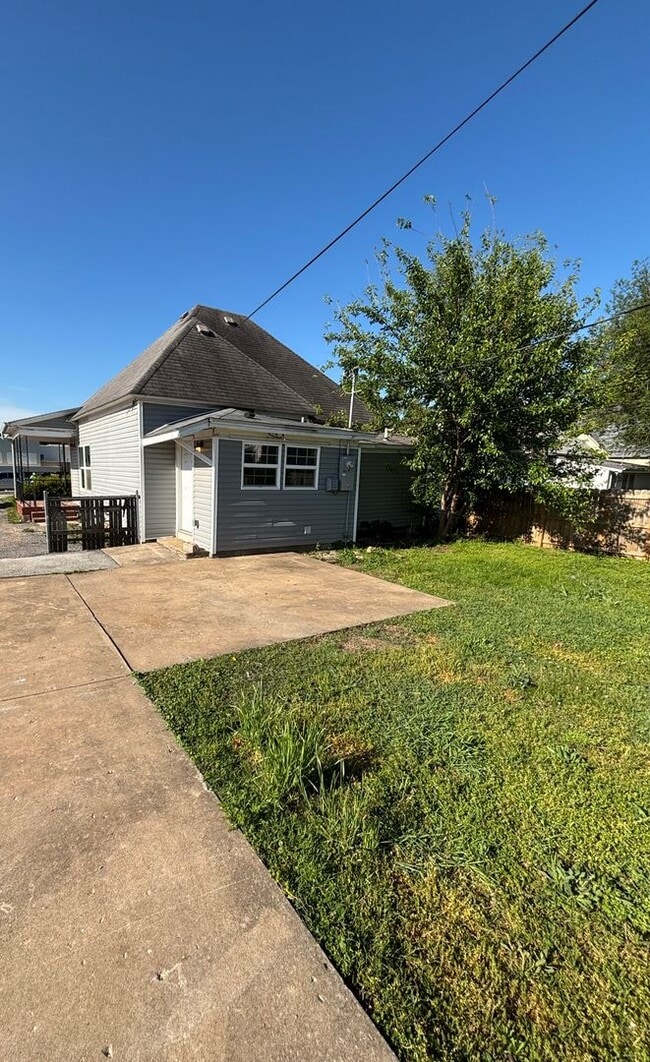 Photo - 503 W Hovey St