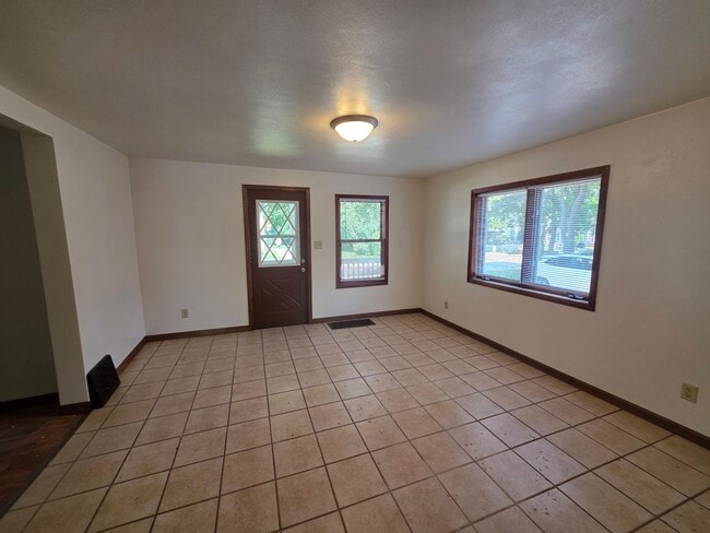 Photo - 616 N State St