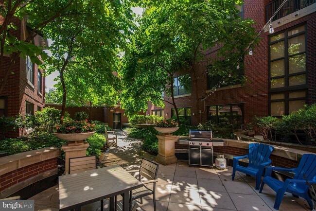 jardín interior - 1390 Kenyon Street NW Unidad 201