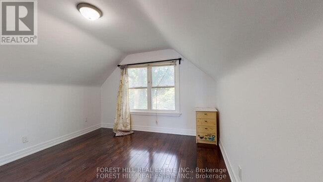 Photo - 262 Poyntz Ave