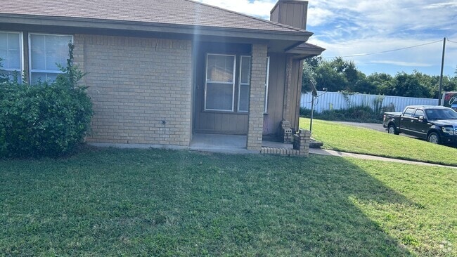 Building Photo - 2 Bedroom/2 Bathroom Duplex Rental