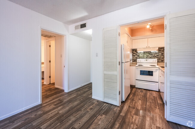 1BR, 1BA - 710SF - Kitchen/Dining Room