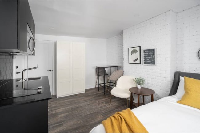 Building Photo - 2020 Saint Denis St Unit 403