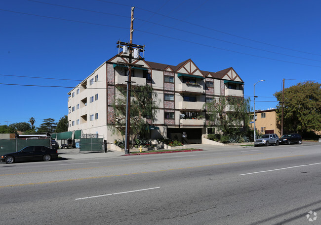 Photo - 7601 N Hollywood Way Apartments