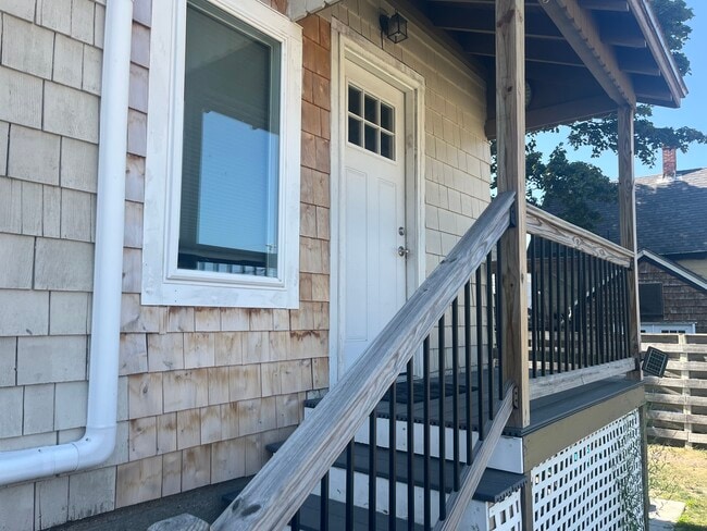 Private entrance with covered porch - 9 Boynton St Unit 2 Rental