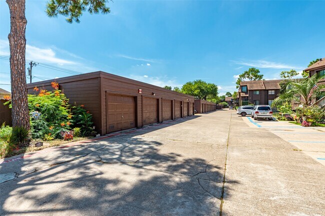 Building Photo - 723 Davis Rd