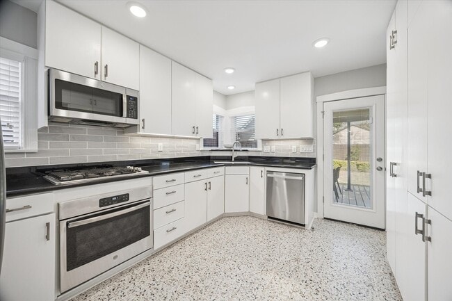 Photo - 2420 Nottingham St