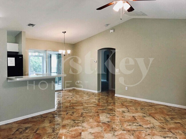 Photo - 2476 Parrot St