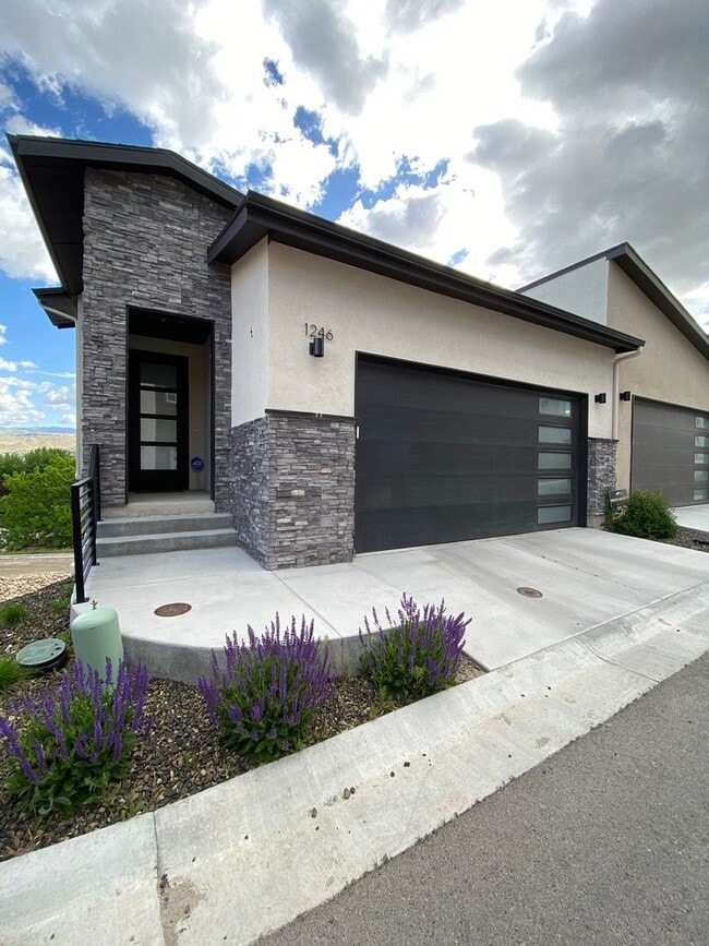 Close to Micron! Luxury Town Home With Two... - Close to Micron! Luxury Town Home With Two...