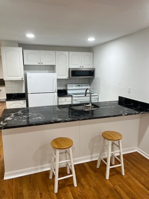 Kitchen - 303 Hudson Ave Apartments