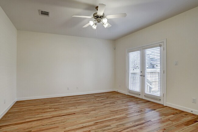 Photo - 701 E 40th St