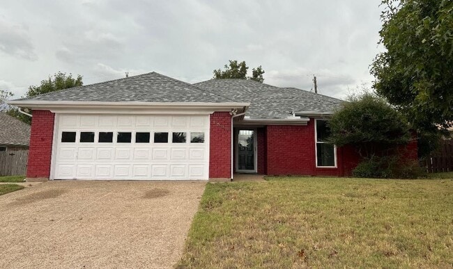 Building Photo - Welcome to this inviting 3-bedroom, 2-bathroom home in the heart of Cleburne, perfectly suited fo...