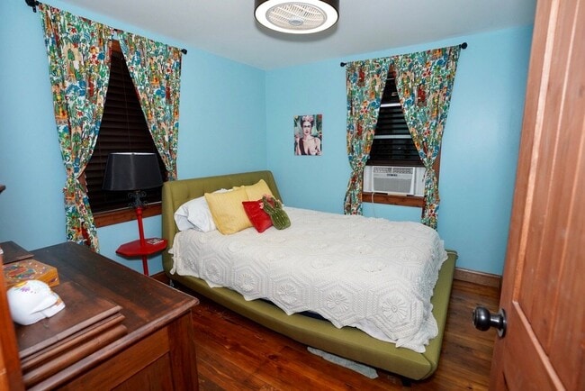 2739 College St Unit 2