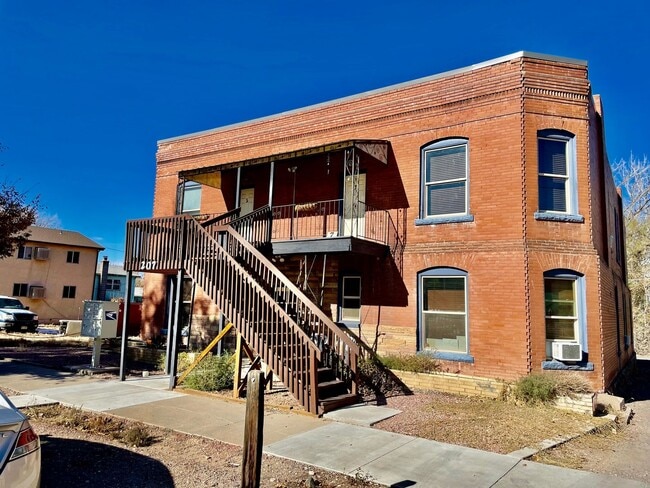 Building Photo - 207 Midway Ave Unit 7
