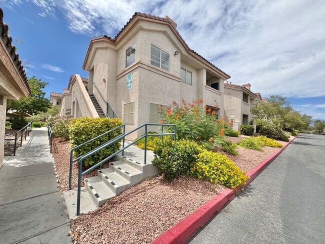 Building Photo - SPACIOUS 3 BEDROOM, 2 BATHROOM UPGRADED CO... Rental
