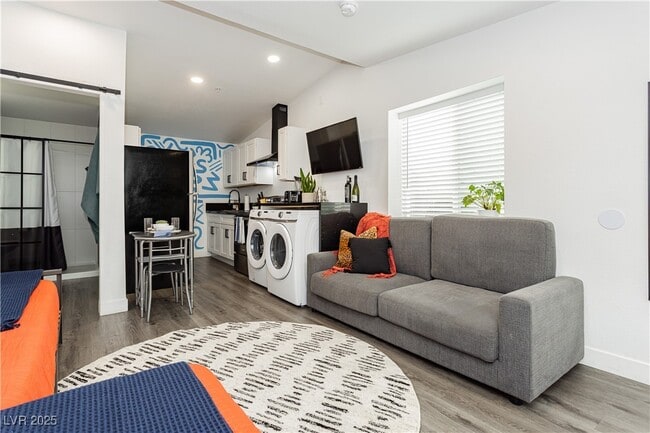 Photo - 522 E St Louis Ave