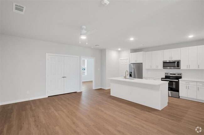 Building Photo - 7300 Magnolia Pkwy Unit 1101 Rental