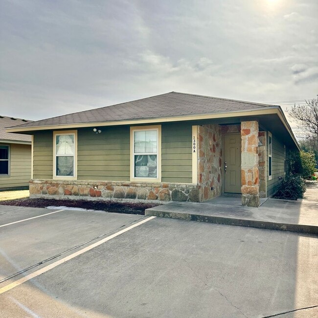 Building Photo - Taylors Crossing 2300 Unit A