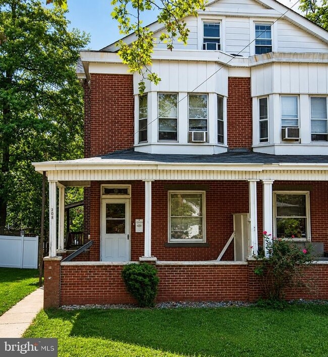 Building Photo - 208 Maple Ave