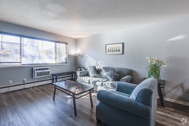 1BR, 1BA - 600SF - Living Room - Princeton Place