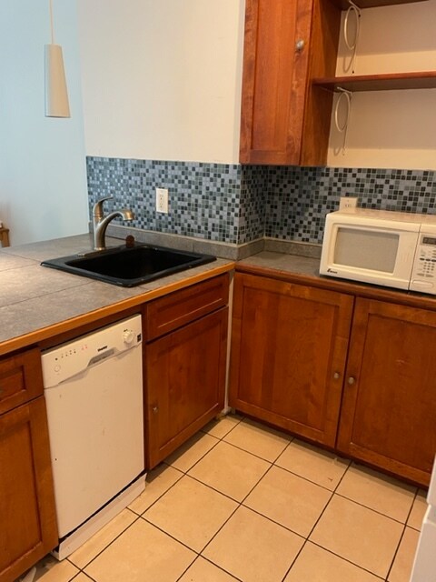 kitchen - 2013 N College Ave Unit 2