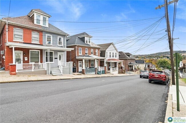 Photo - 921 Ridge St