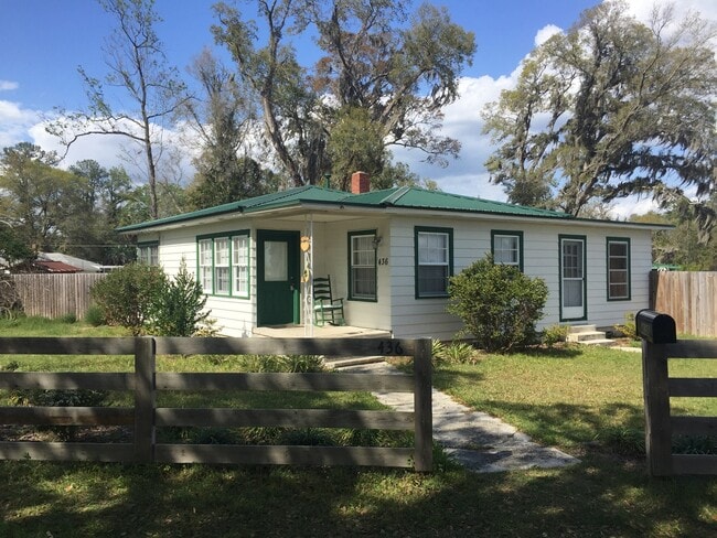 Building Photo - Pet Friendly 3BR/2BA Bungalow located in Gainesville Heights Available Mid-August!