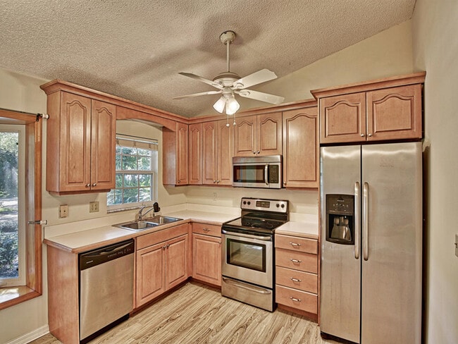 Photo - 915 Marigold Ln