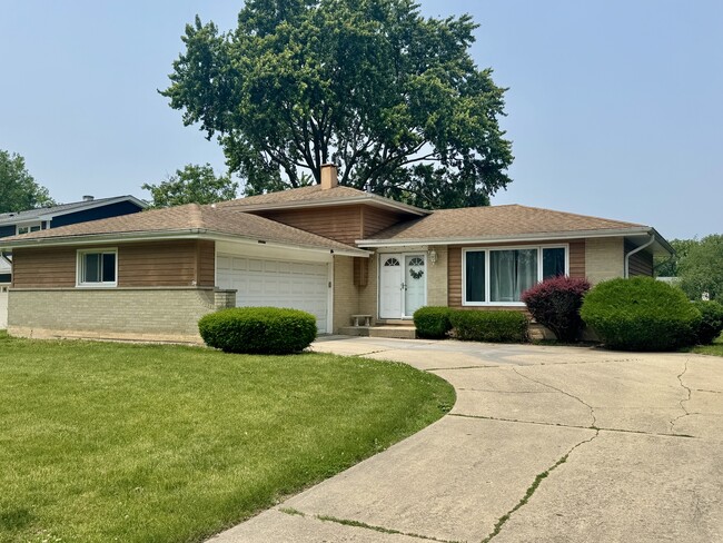 Photo - 23W354 Woodcrest Ct W Casa