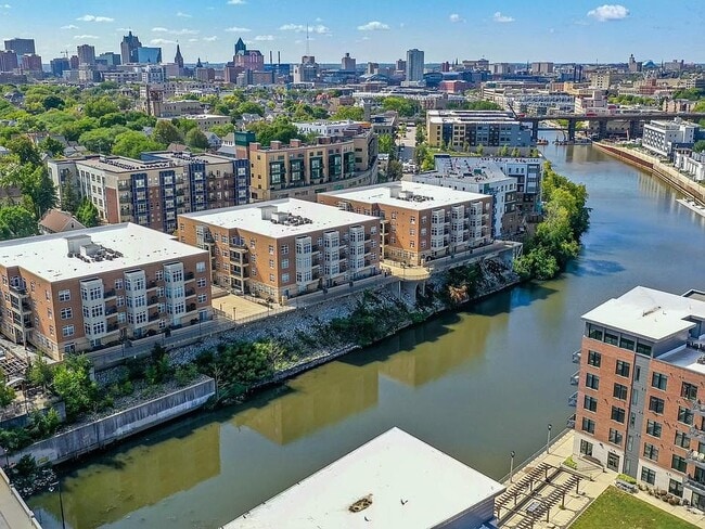 Complejo de 1925 - 1925 N Water St Unidad 104