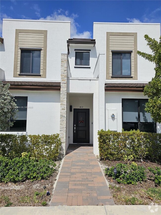 Building Photo - 813 NE 211th St Rental
