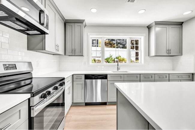 Photo - 670 E Main St