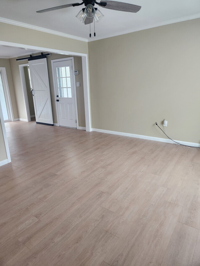 Living Room / Dinning Area - 211 Ellen Dr