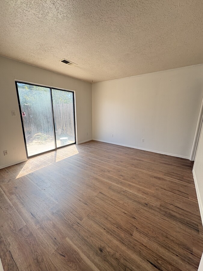 Photo - 132 Merlida Ct SW