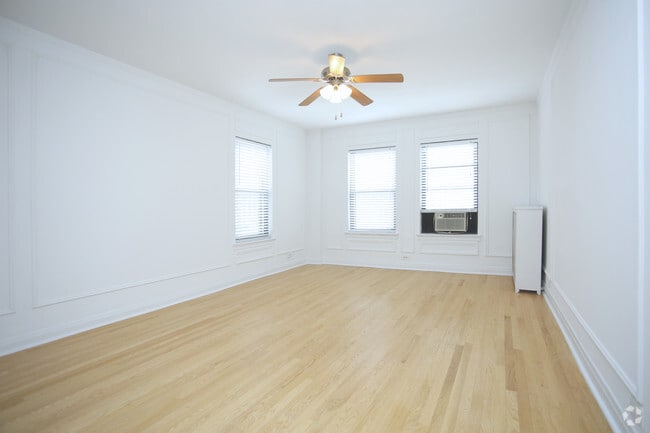 1 BR, 1 BA - living room - 40 East Oak